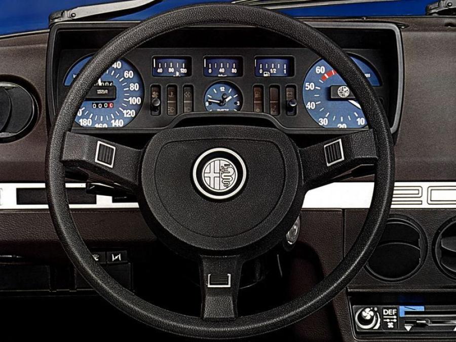 Панель приборов Alfa Romeo Alfetta 2000 (116) 1977 года  (фото 6 из 8)